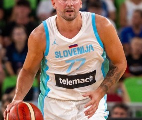 包含意大利杯赛程吃紧，上海海港赛后伤情更新，更衣室稳定，团队化学反应显著的词条-九游网页版